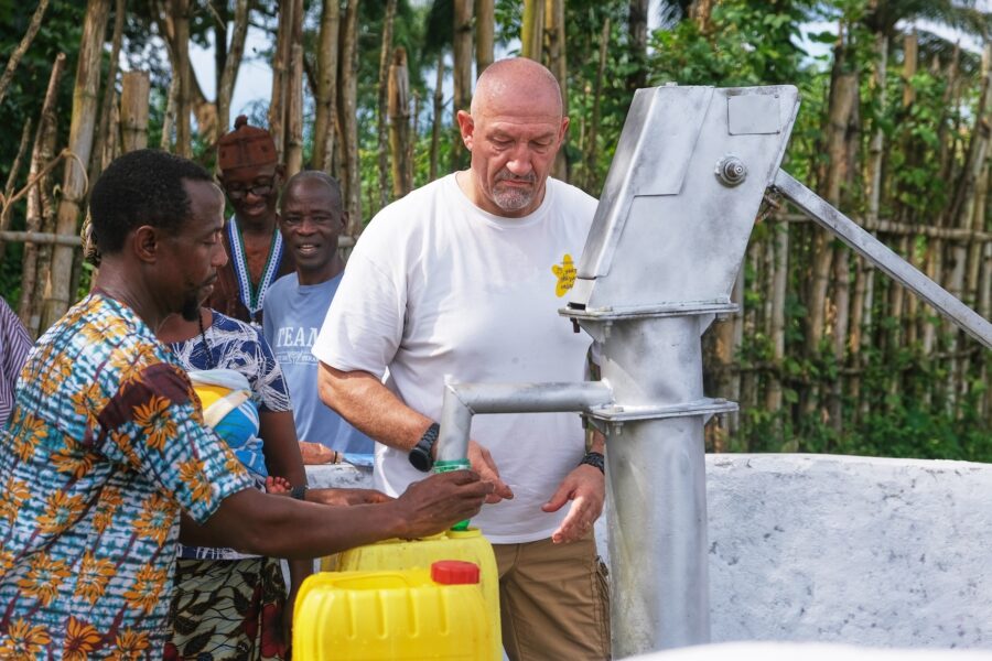 Coral Club porta acqua pulita in un villaggio della Sierra Leone